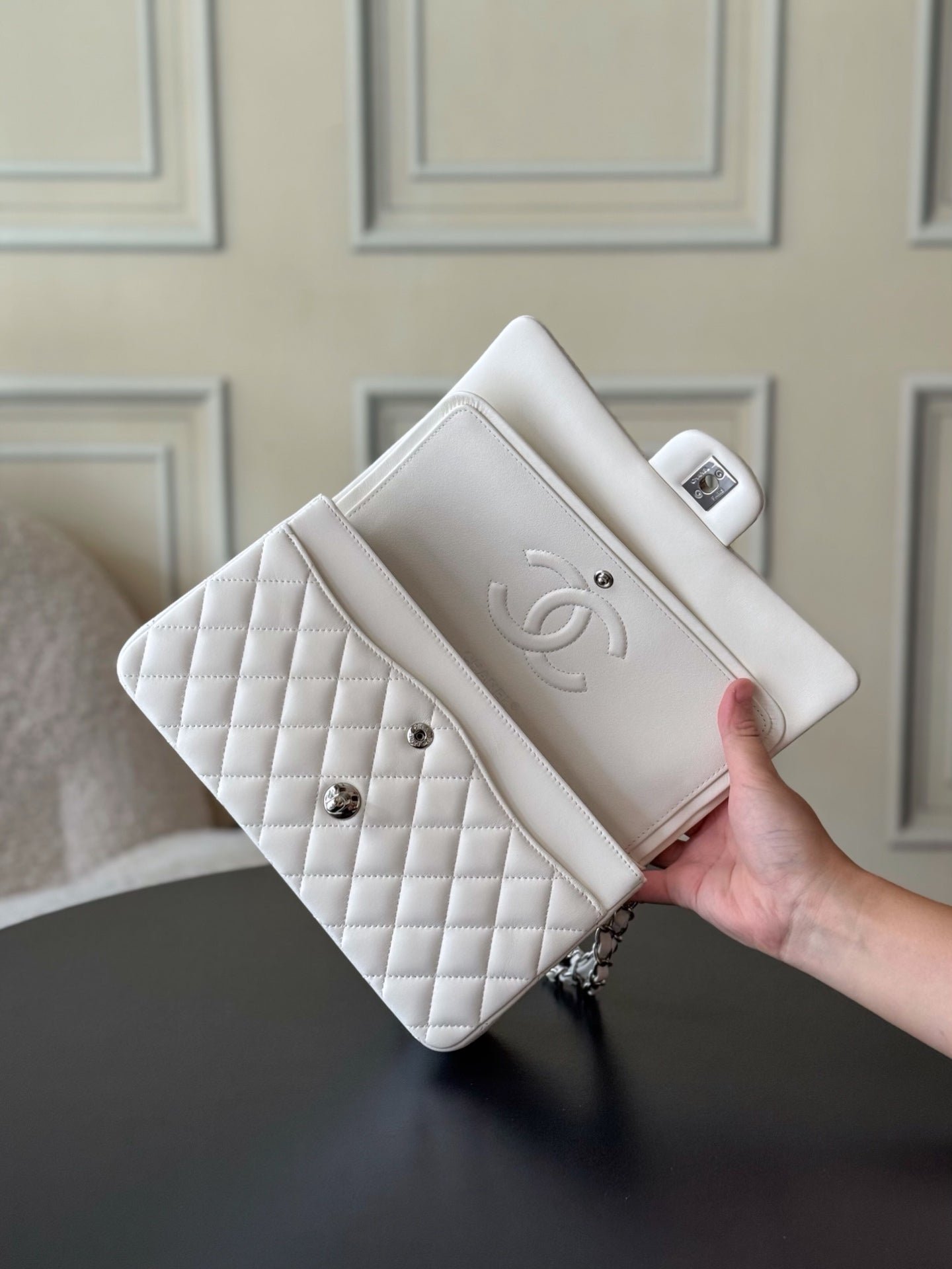 CHANEL 25S CLASSIC FLAP BAG 25 CM IN WHITE LAMBSKIN WITH SILVER HARDWARE - Image 8