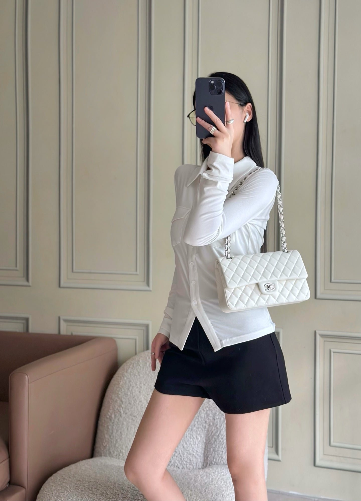 CHANEL 25S CLASSIC FLAP BAG 25 CM IN WHITE LAMBSKIN WITH SILVER HARDWARE - Image 4