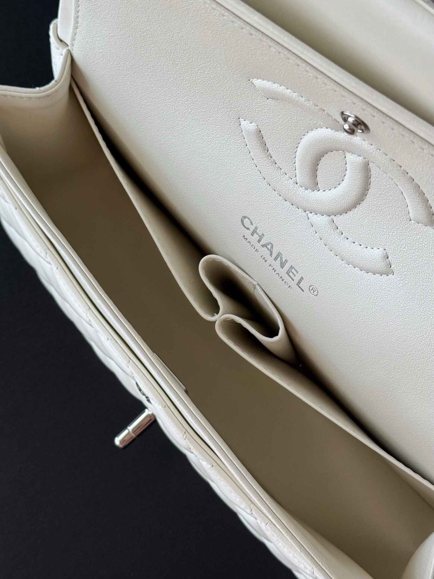 CHANEL 25S CLASSIC FLAP BAG 25 CM IN WHITE LAMBSKIN WITH SILVER HARDWARE - Image 15