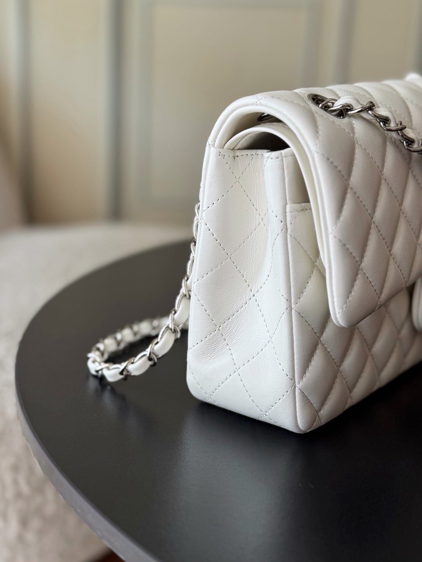 CHANEL 25S CLASSIC FLAP BAG 25 CM IN WHITE LAMBSKIN WITH SILVER HARDWARE - Image 7