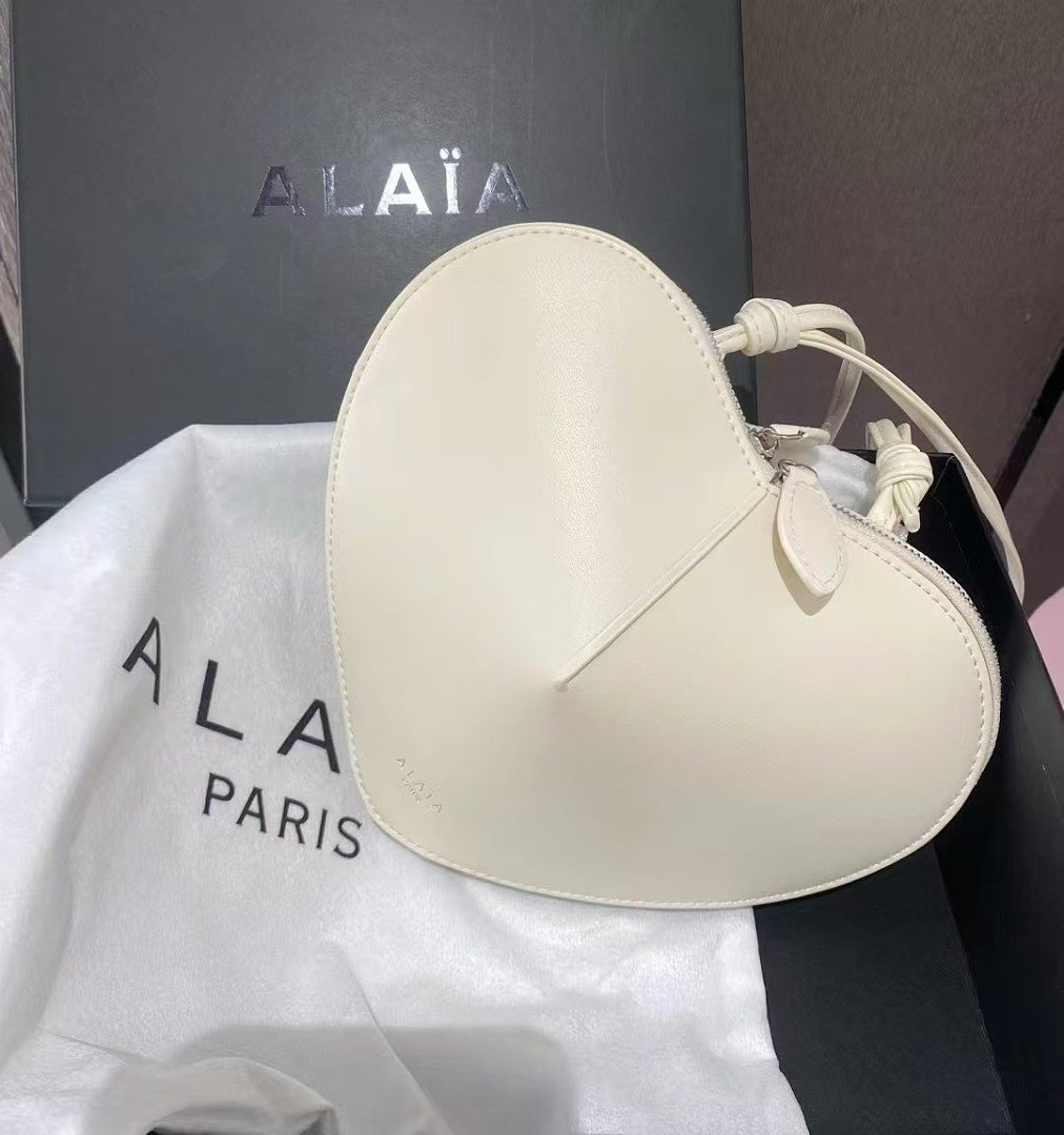 alaia-368-crossbody-bag-ivory-22-cm-1.jpg Alaïa 368 Crossbody Bag – Ivory, 22 cm - Image 1