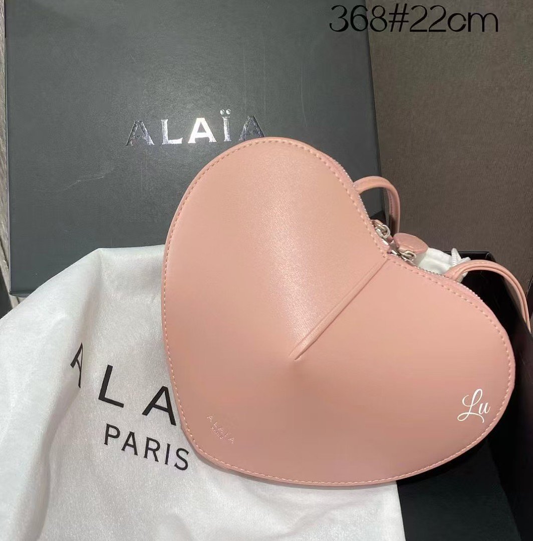 alaia-368-shoulder-bag-blush-pink-22-cm-1.jpg Alaïa 368 Shoulder Bag – Blush Pink, 22 cm - Image 1