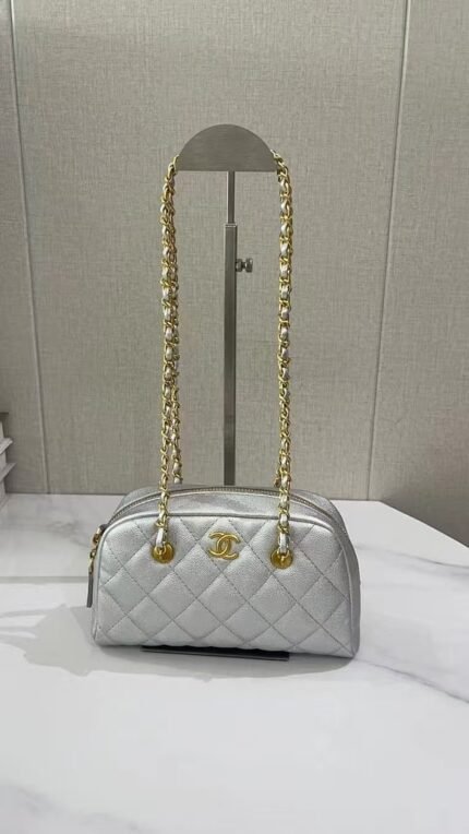 Chanel 2532 Shoulder Bag – Silver, 21 cm