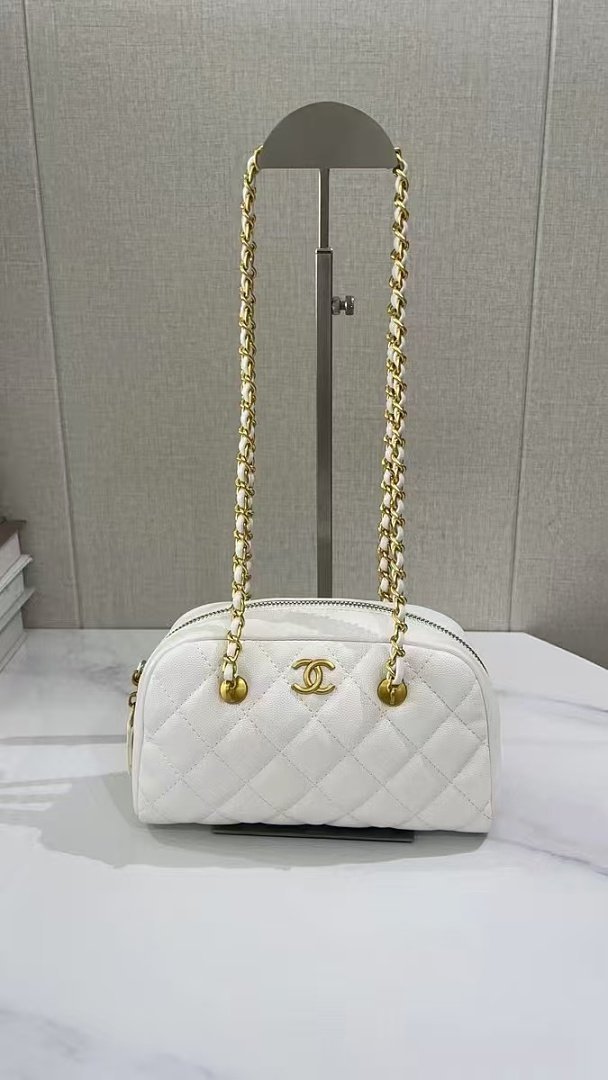 chanel-2532-shoulder-bag-white-21-cm-1.jpg Chanel 2532 Shoulder Bag – White, 21 cm - Image 1