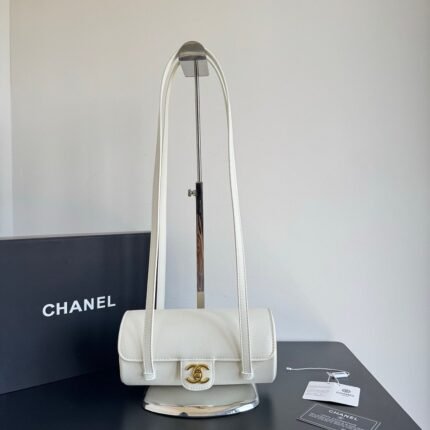 Chanel 2621 Shoulder Bag – White, 20 cm