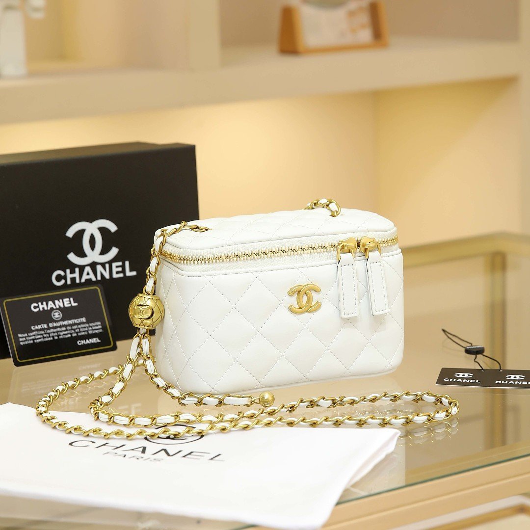 chanel-8317-crossbody-bag-white-17-cm-1.jpg Chanel 8317 Crossbody Bag – White, 17 cm - Image 1